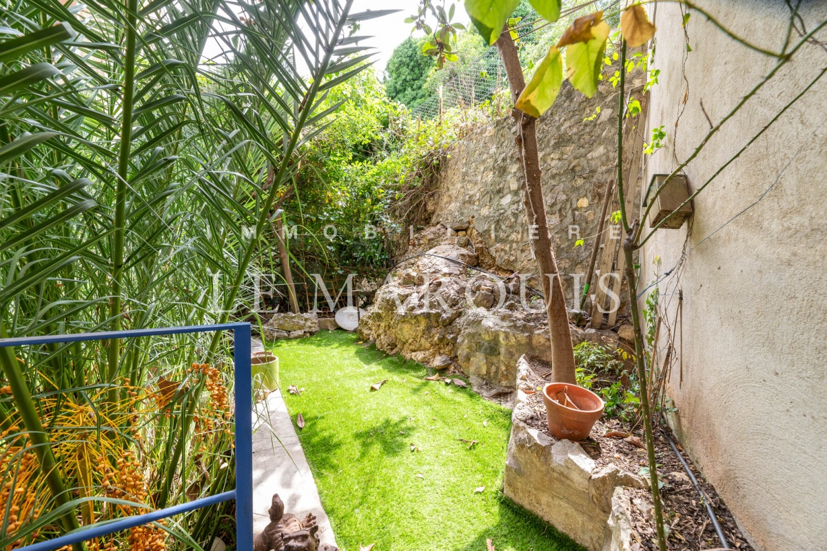 Petit jardin permettant de se détendre au soleil