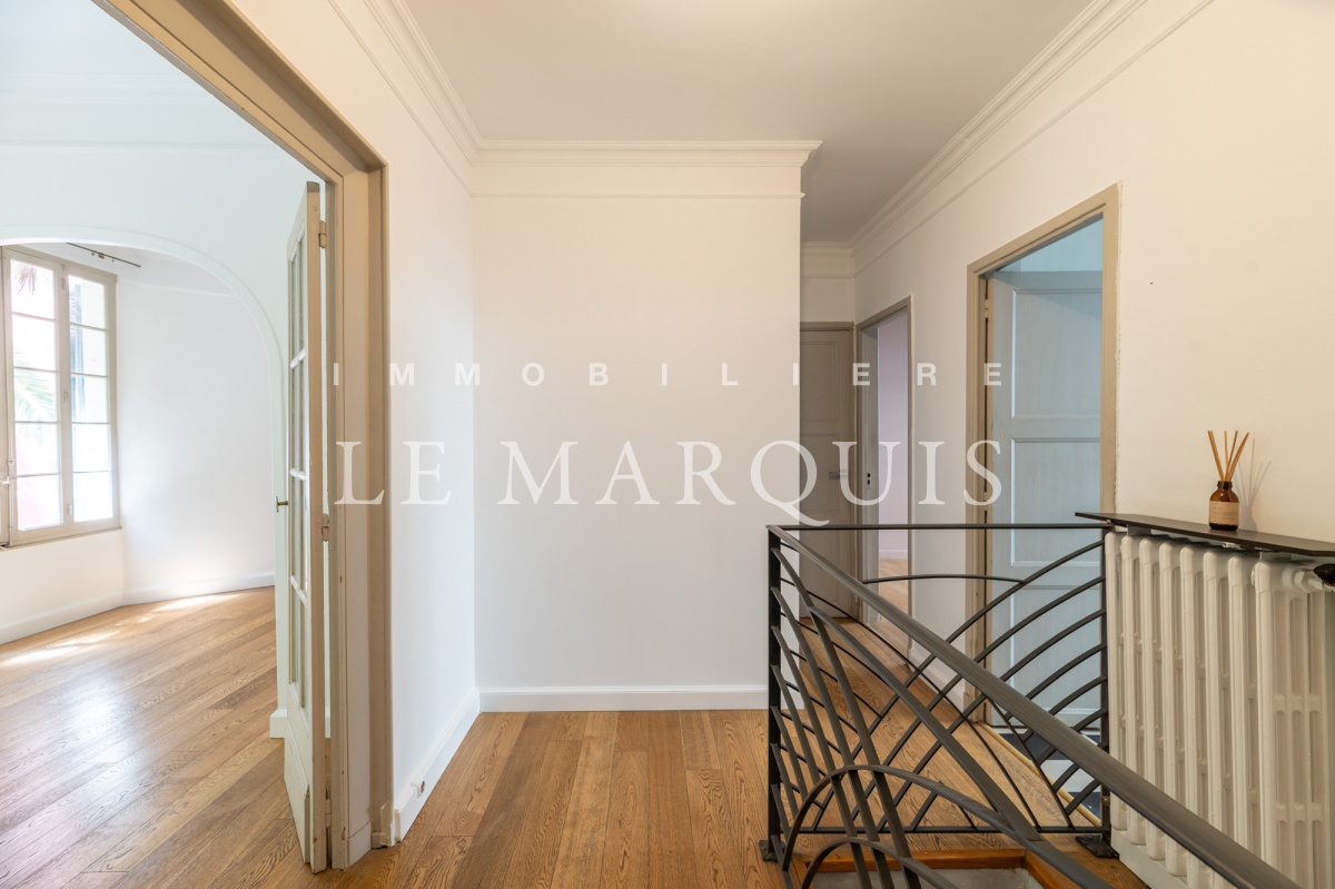 Une belle entrée dessert les pièces de l’appartement