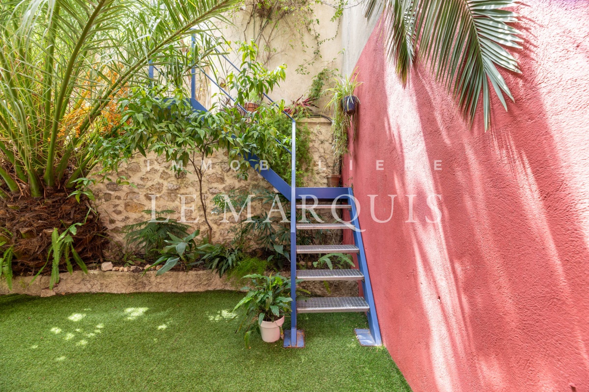 Un joli escalier permet d’accéder à un petit jardin