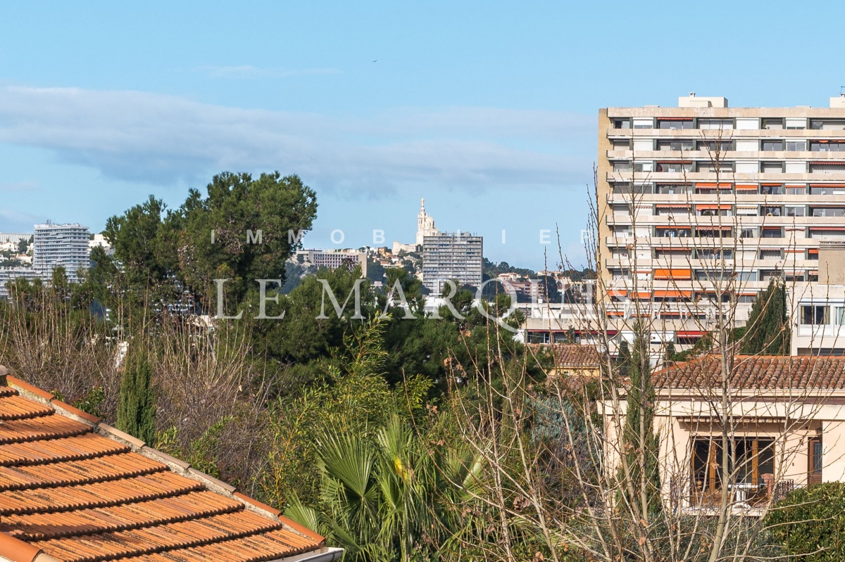 Vue jusqu'à Notre-Dame de la Garde depuis les quatre chambres