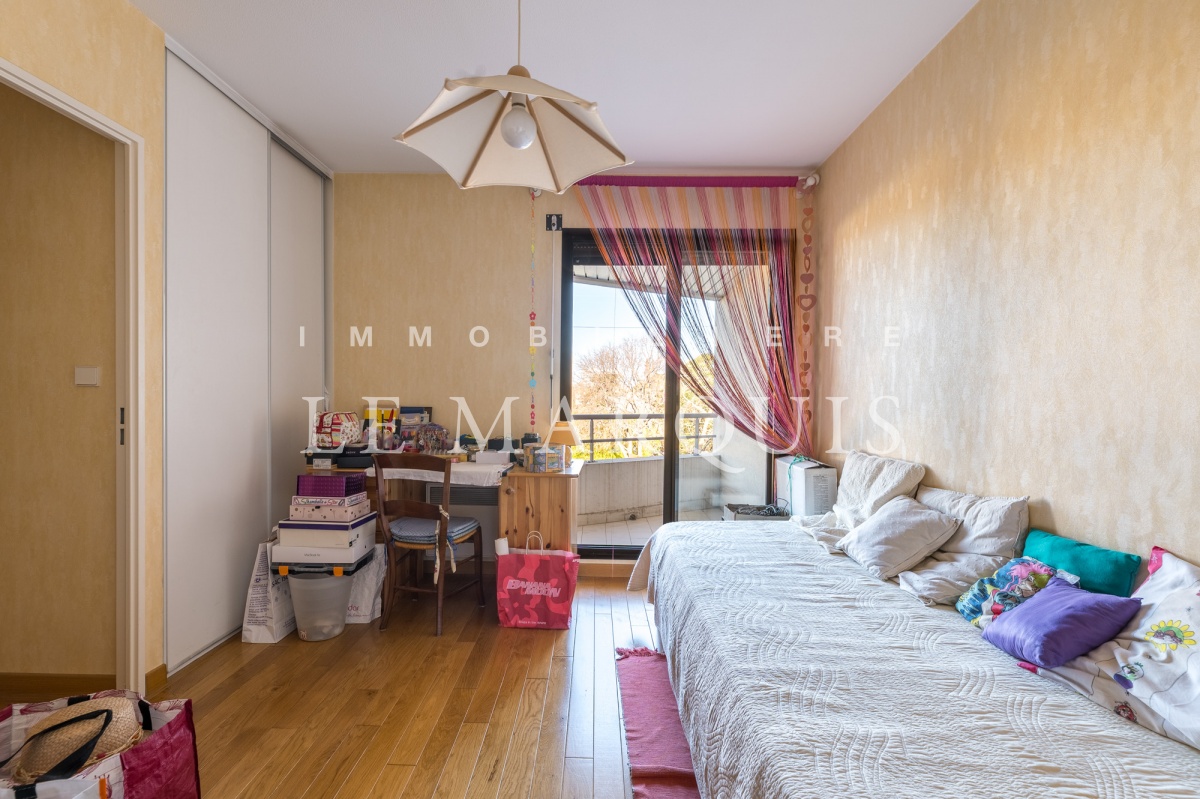 Une des quatre chambres est ouverte sur un balcon