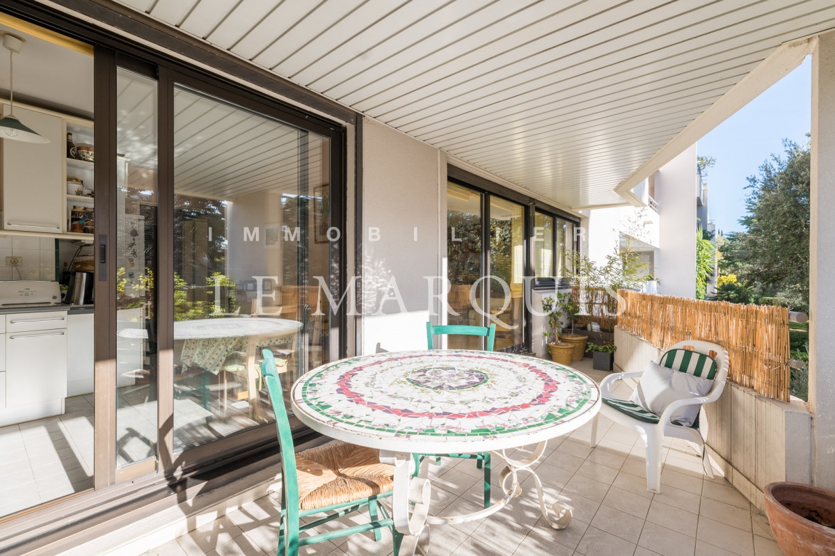 Terrasse sans vis-à-vis où l'on peut déjeuner au calme