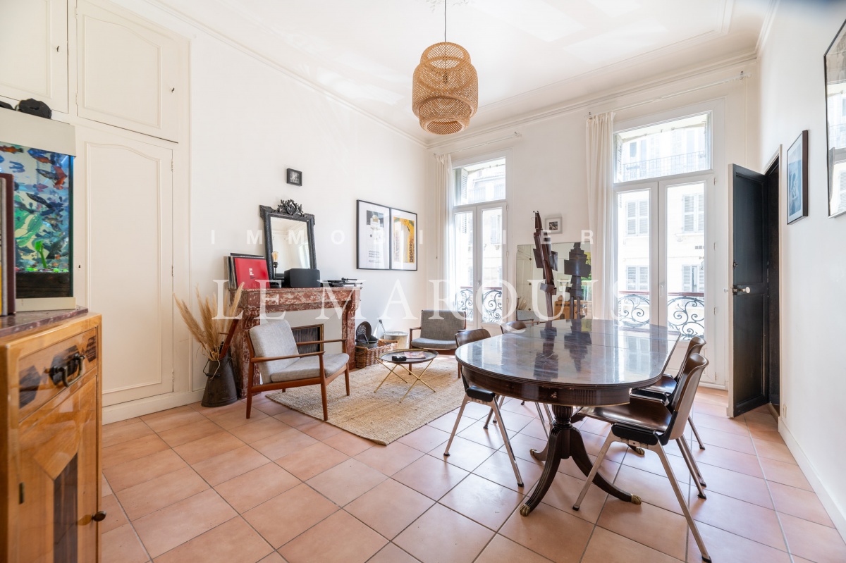 Lumineux appartment traversant, grandes ouvertures