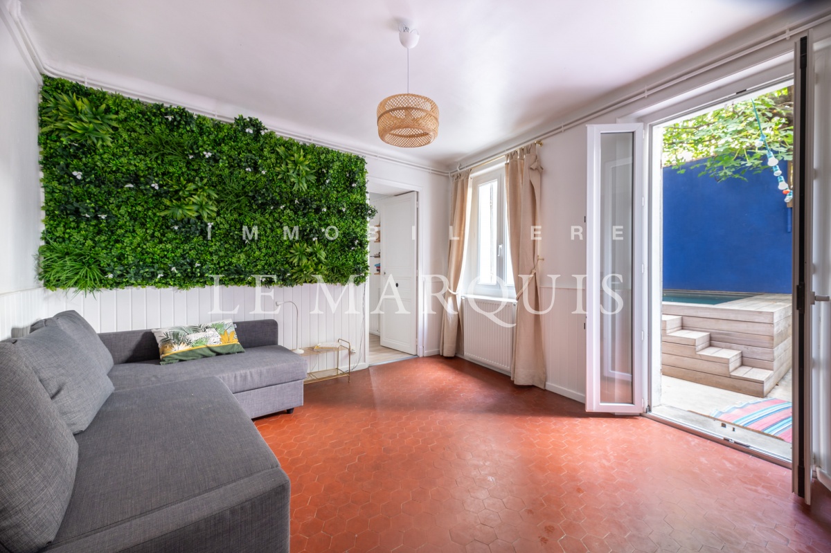 Un espace convivial est ouvert sur le jardin