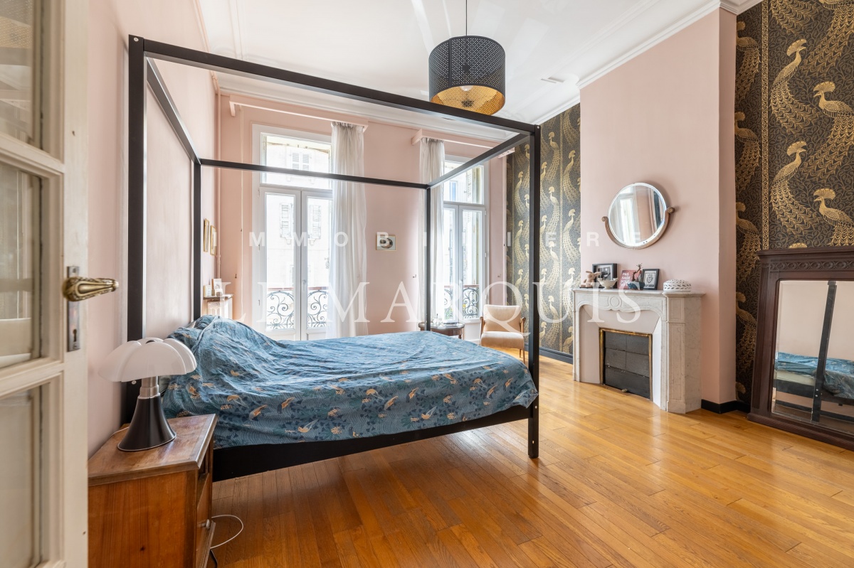 Parquet et cheminée dans la chambre parentale 