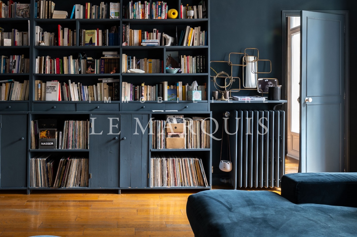 Décoration contemporaine, grande bibliothèque dans le séjour