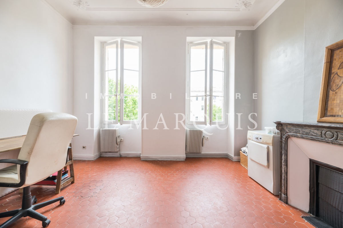Charme de l'ancien, tomettes, moulures et belle hauteur sous plafond
