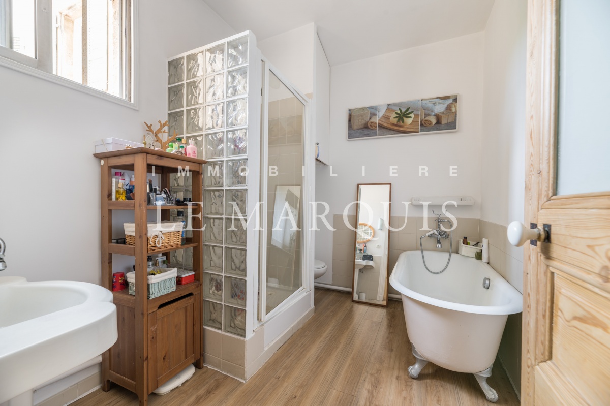 Baignoire ancienne et douche dans la salle de bain 