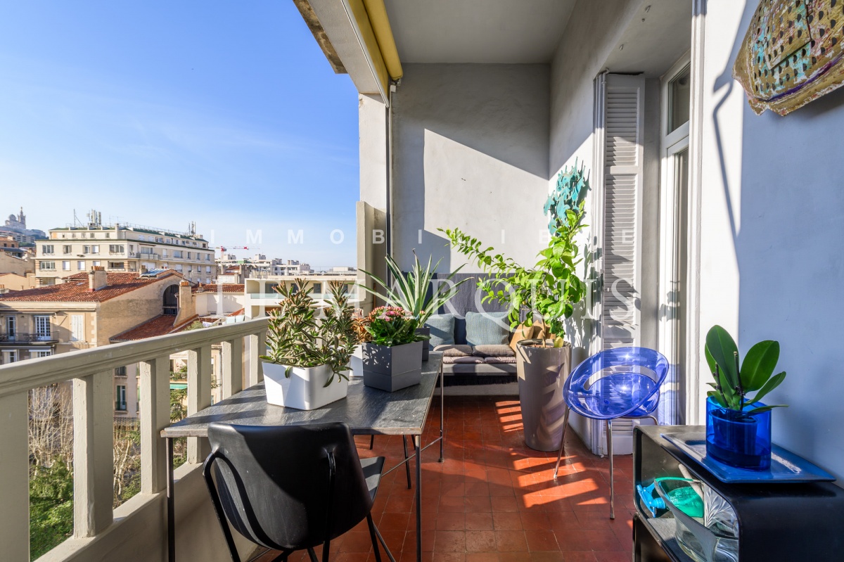 Agréable terrasse où l'on peut déjeuner au calme et sans vis-à-vis