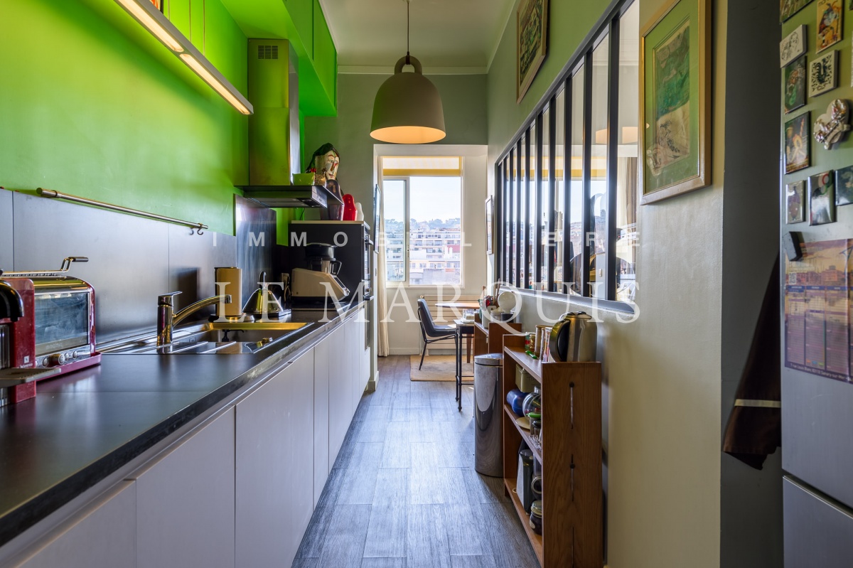 Nombreux rangements dans la cuisine contemporaine