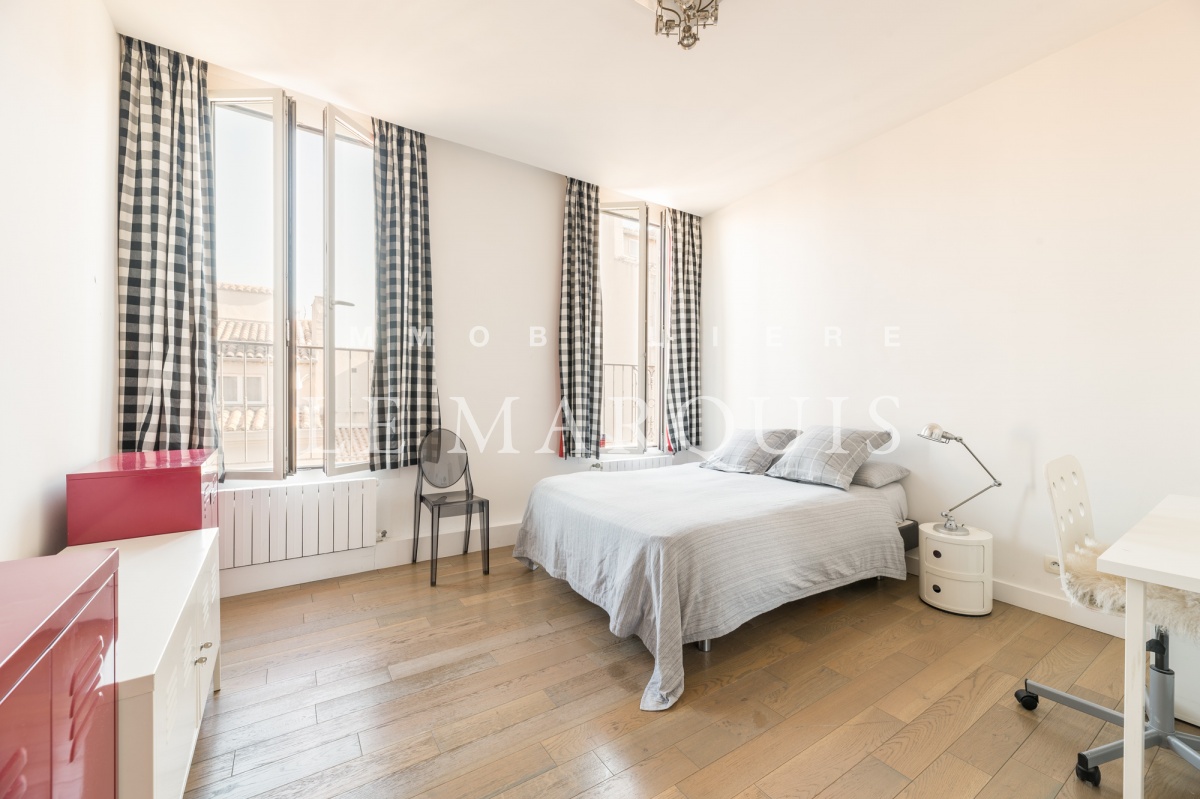 Les 4 spacieuses chambres permettent une agréable vie familiale
