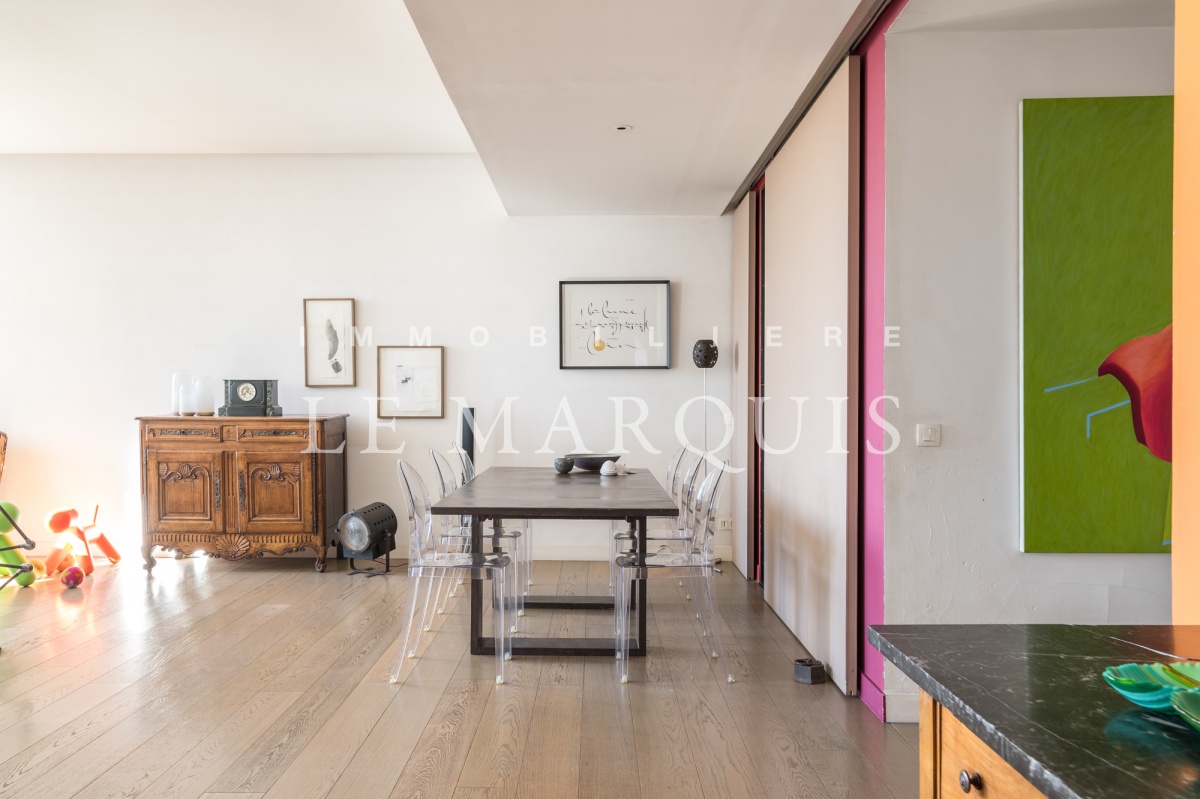 L'appartement est entièrement climatisé avec parquet dans toutes les pièces