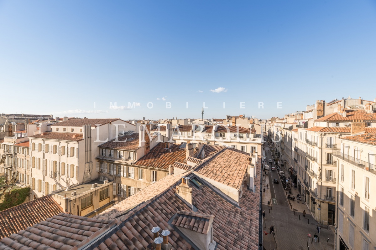 Belle vue dégagée du balcon sur les toits de Marseille