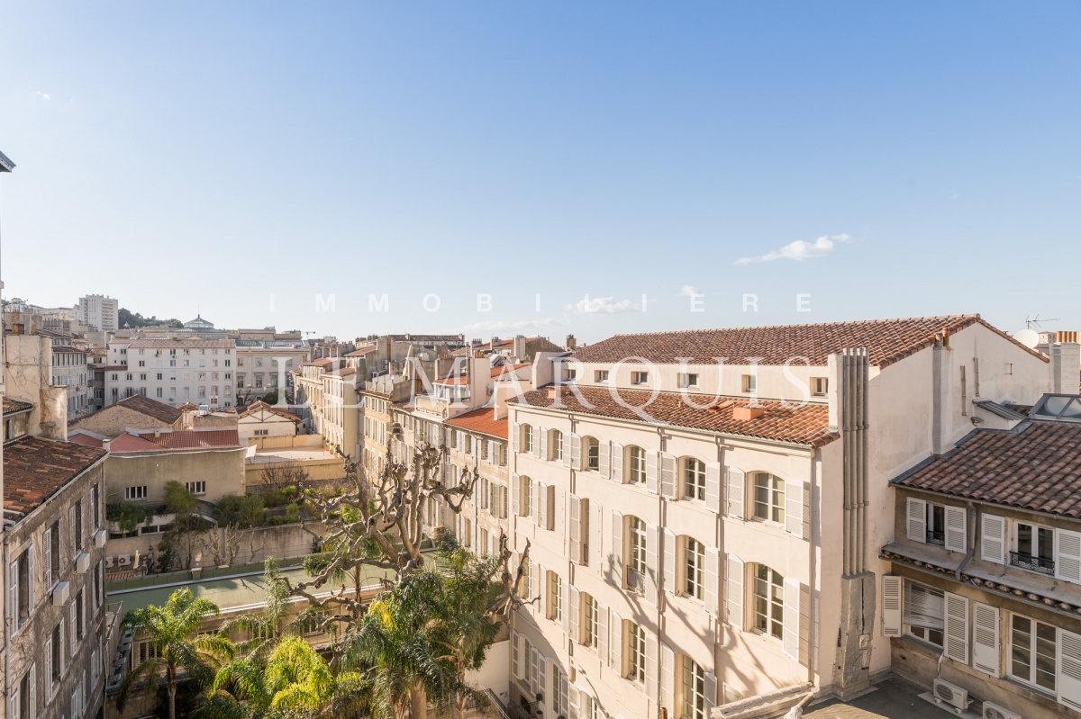 Belle vue dégagée sur les toits de Marseille