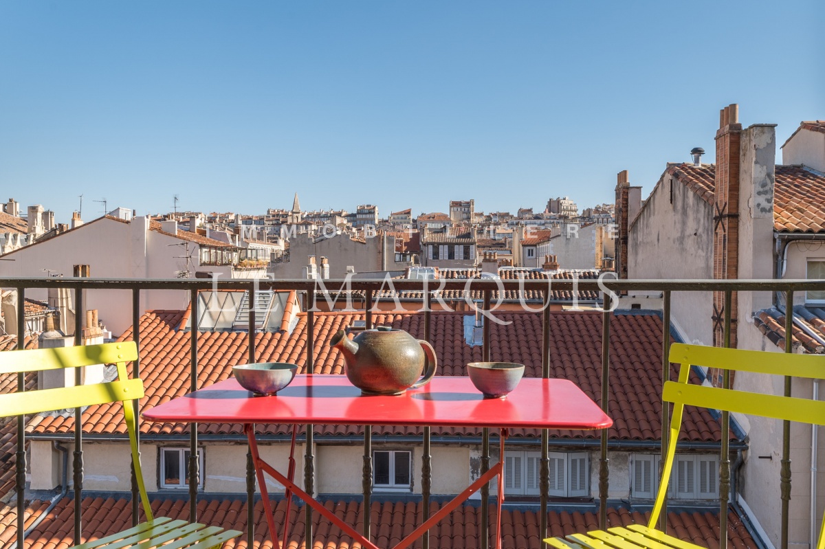Un agréable balcon permet d’accueillir une table pour y prendre un café et déjeuner