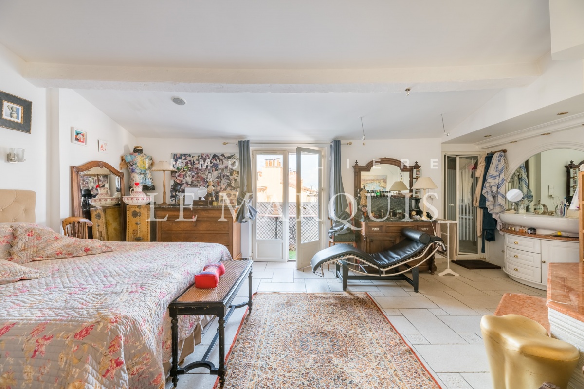 La chambre parentale est ouverte sur un balcon 