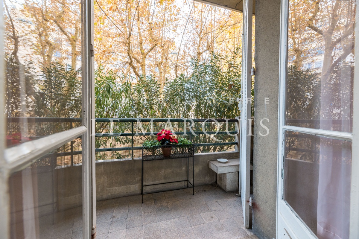 A l'Est, balcon donnant sur un jardin