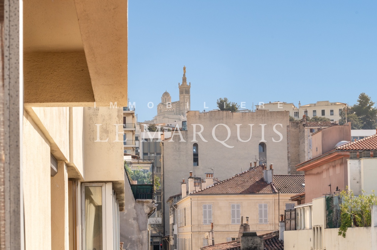 On aperçoit Notre-Dame de la Garde de la terrasse