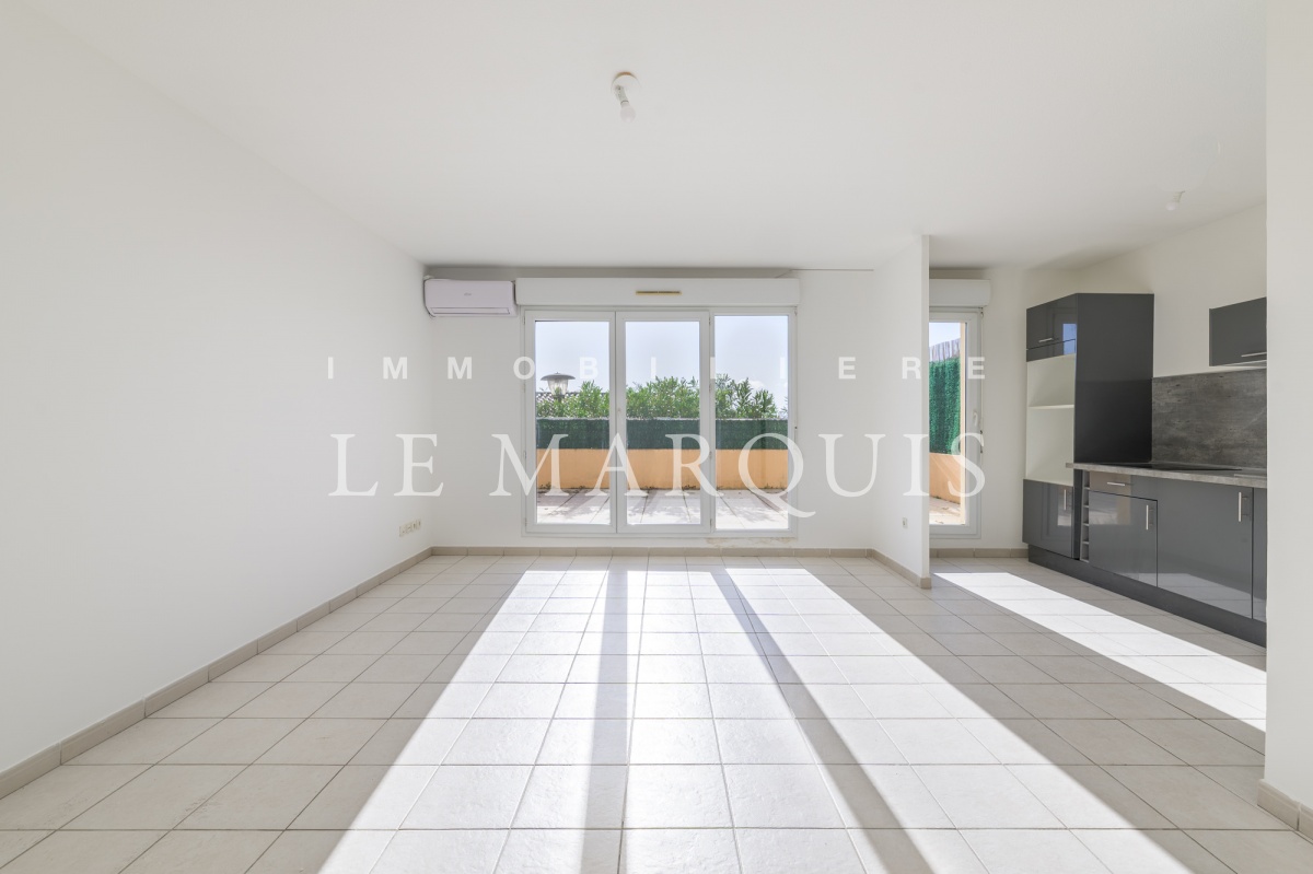 Le séjour est ouvert sur une agréable terrasse