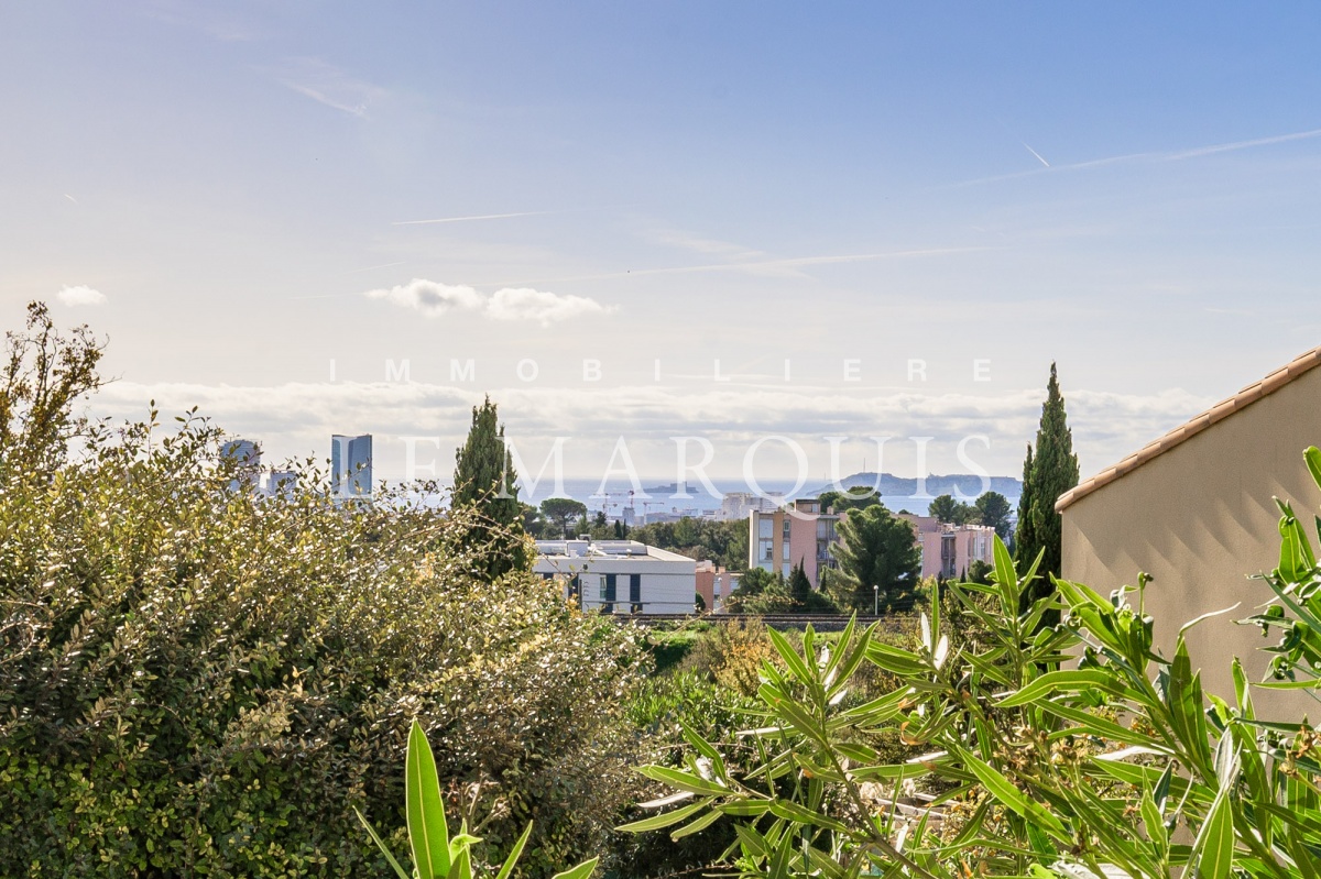 Vue dégagée jusqu'à la mer depuis la terrasse
