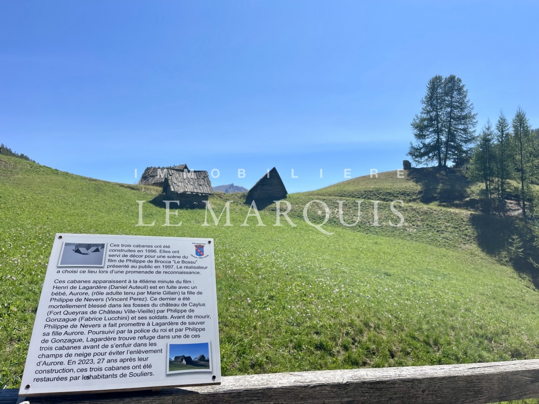 Au pied de l'appartement, célèbres cabanes en bois du hameau de Souliers qui ont servi de décor en 1997 dans le film « Le Bossu » de Philippe de Broca avec Daniel Auteuil, Marie Gillain, Vincent Perez et Fabrice Lucchini