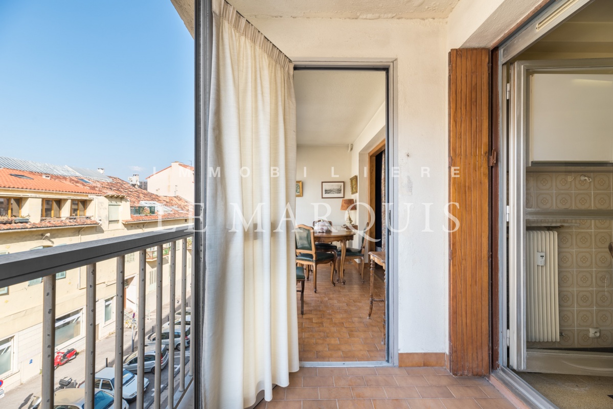 La loggia et la cuisine sont ouvertes sur un balcon