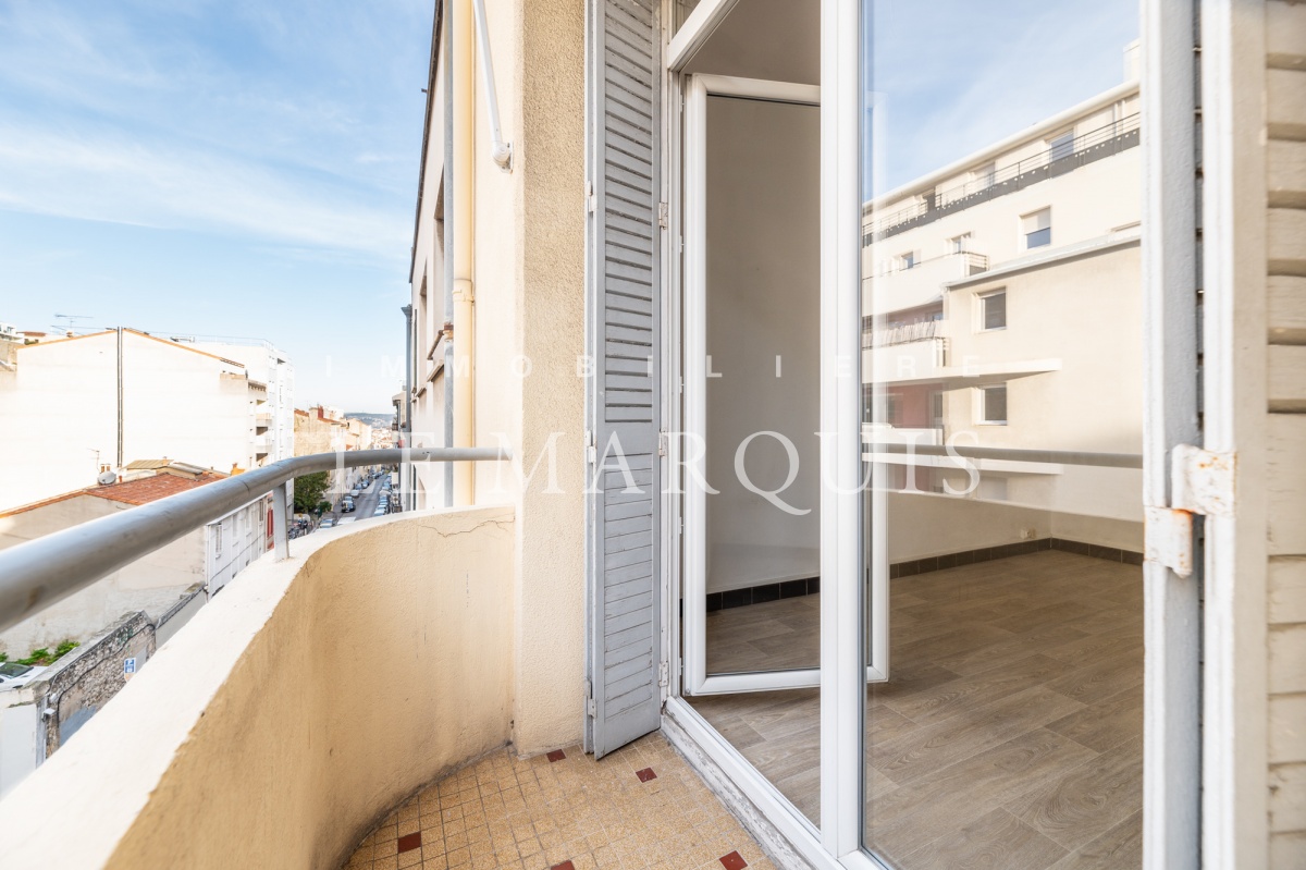 A l'Ouest, le séjour est ouvert sur un balcon