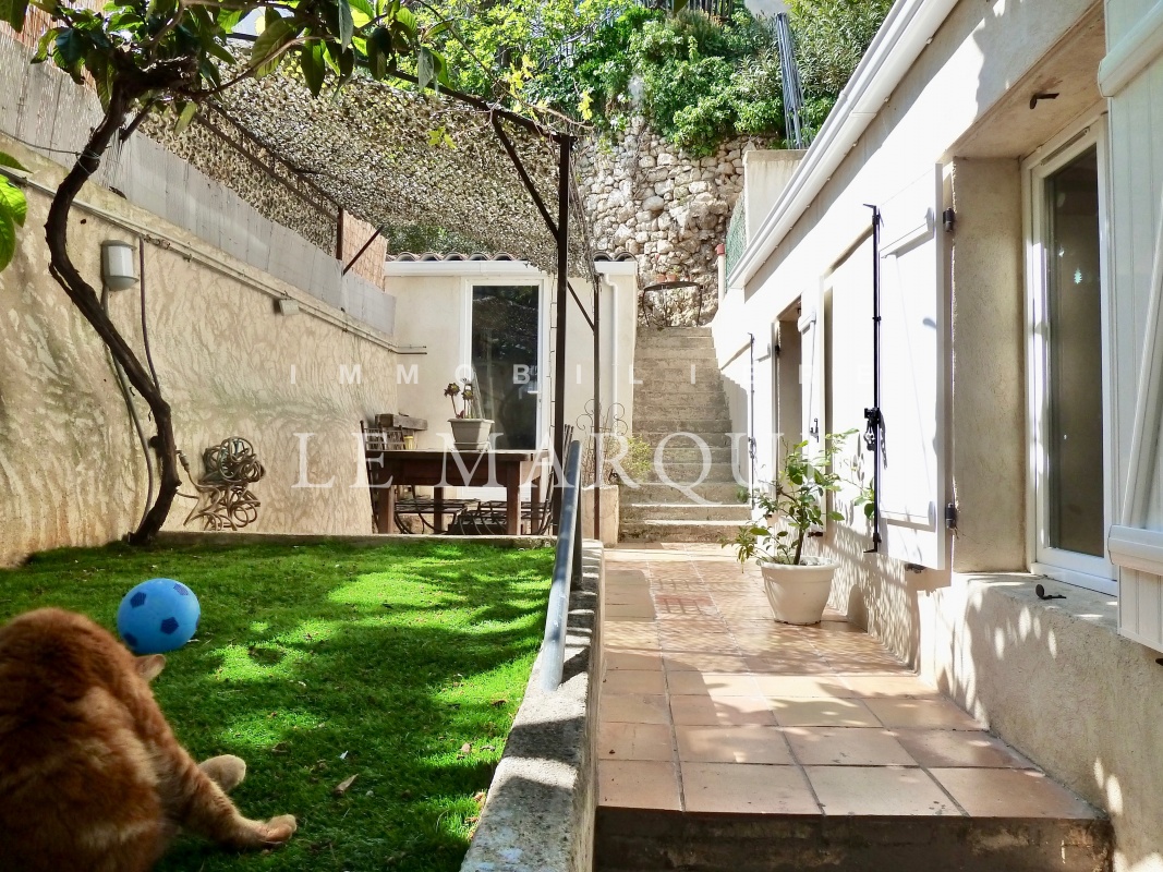 Joli jardin au pied de Notre-Dame de la Garde