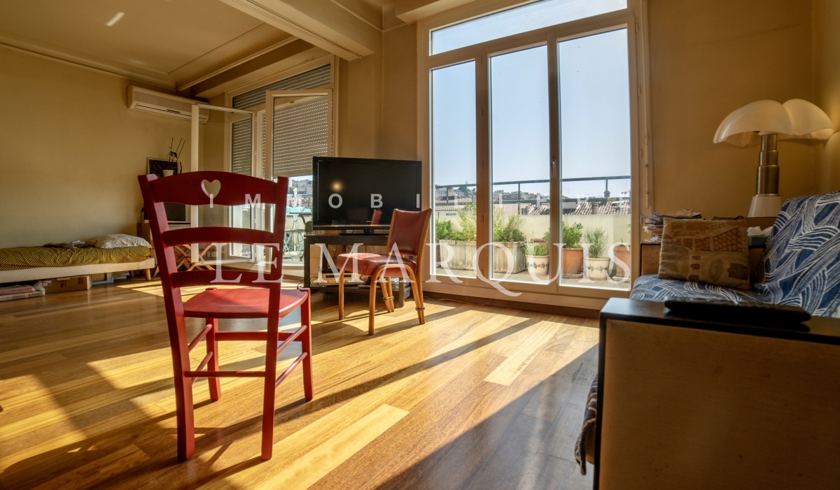 Salon baigné de lumière avec vue dégagée sur Marseille