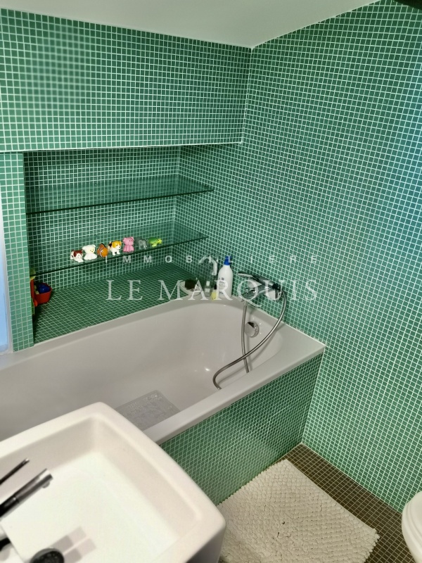 ... et d'une salle de bain