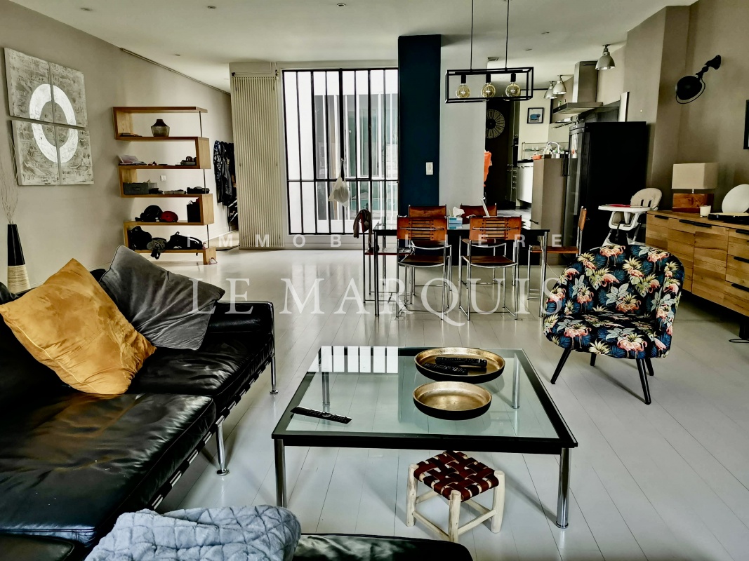 L'appartement a été entièrement rénové avec goût dans un esprit contemporain et chaleureux