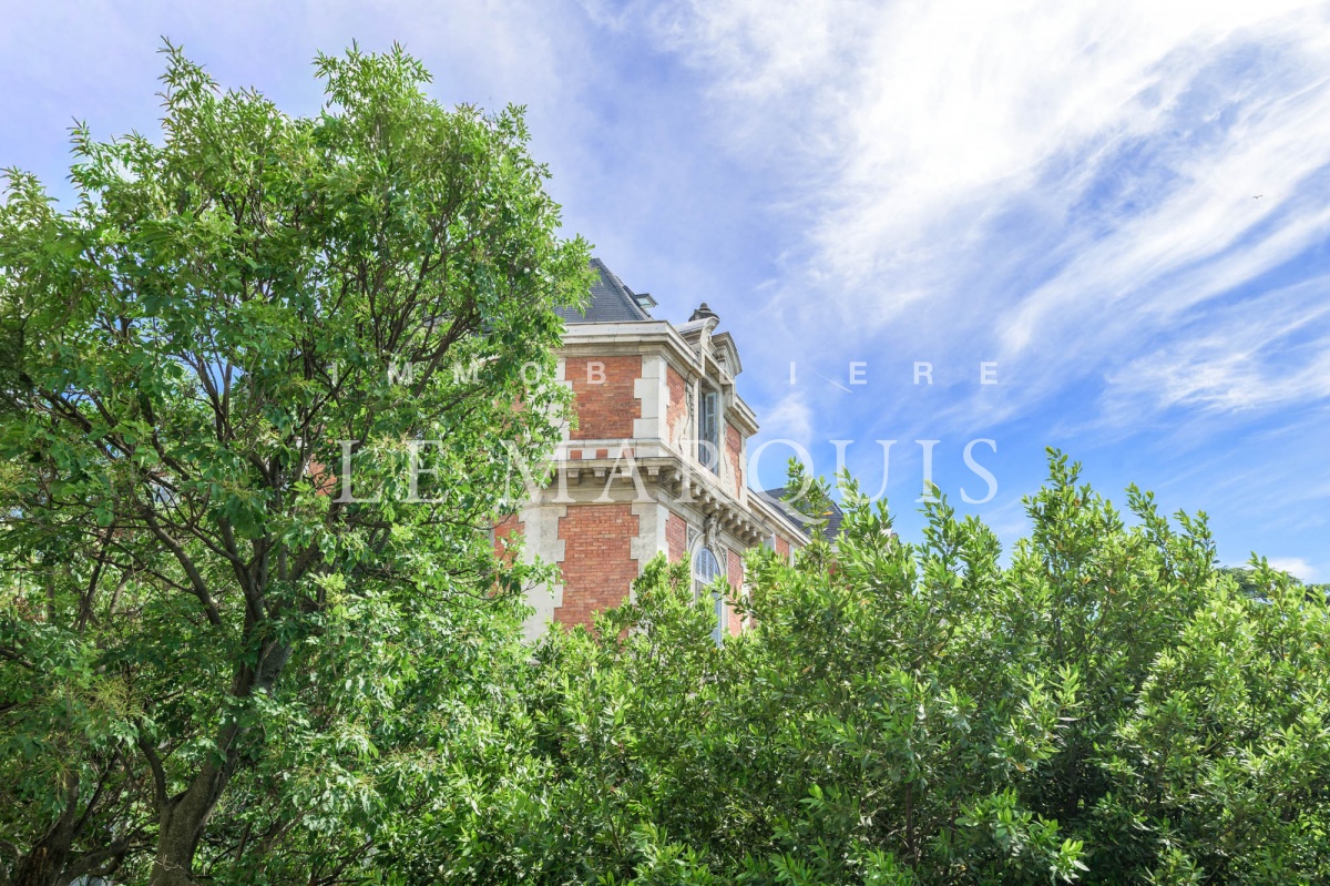 Vue de l'appartement sur la verdure et une bastide