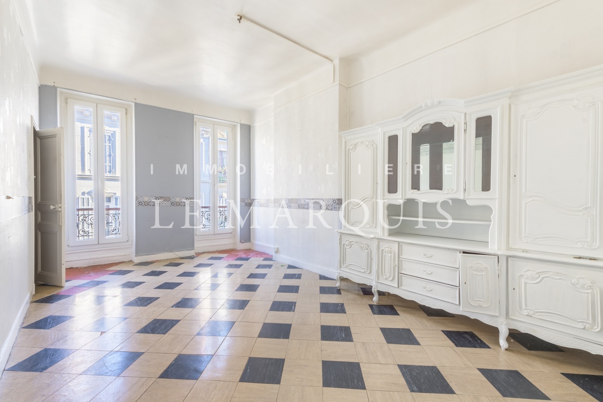 Belle luminosité grâce à de grandes ouvertures dans tout l'appartement