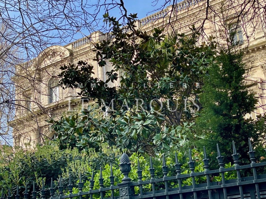 A proximité immédiate de la Préfecture avec toutes commodités au pied de l'appartement