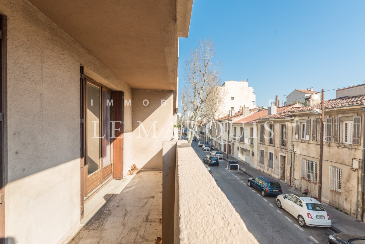 Large balcon ensoleillé