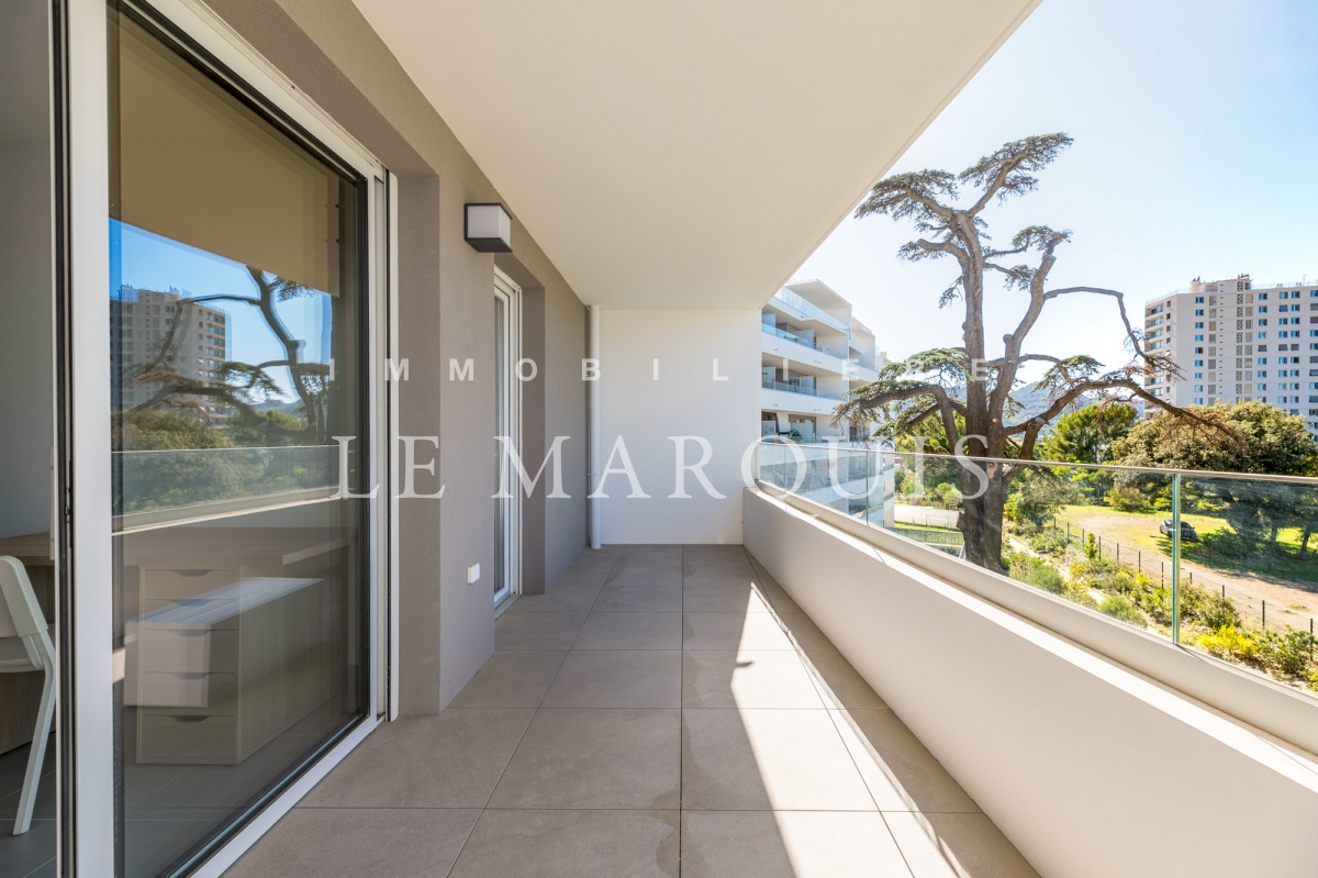 Belle terrasse ensoleillée à l'Ouest
