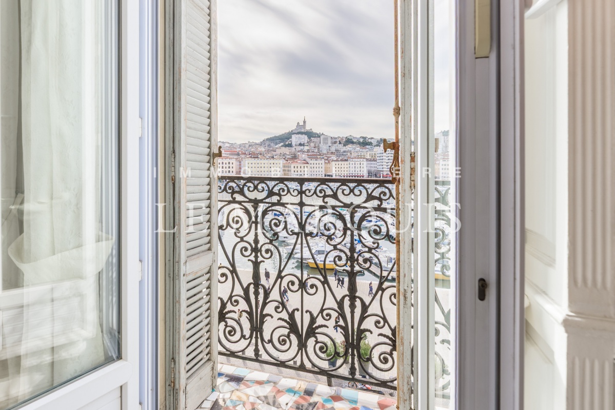 L'appartement dispose de quatre balcons