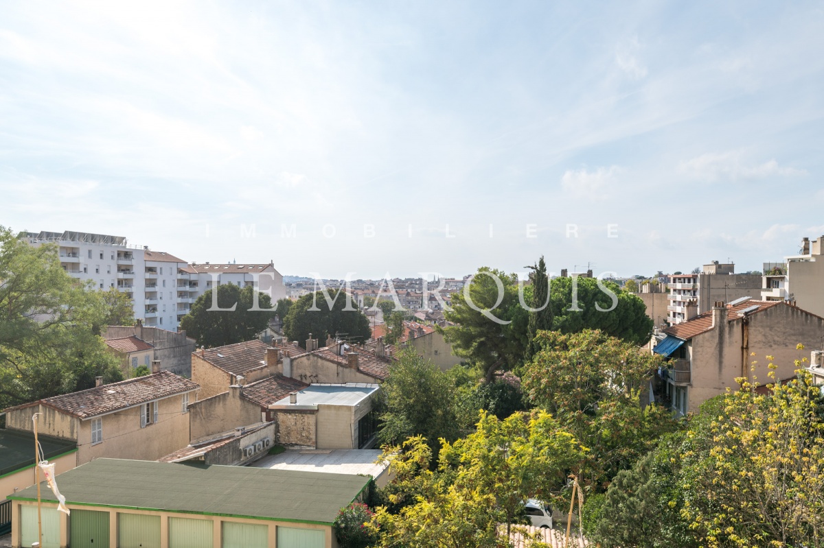 Vue dégagée sur la ville jusqu'à Notre-Dame de la Garde