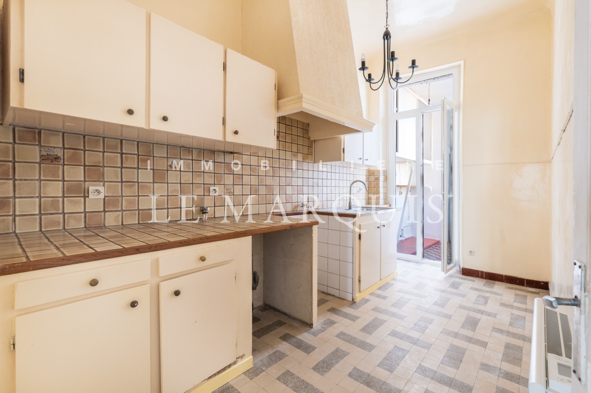 La cuisine est ouverte sur la loggia
