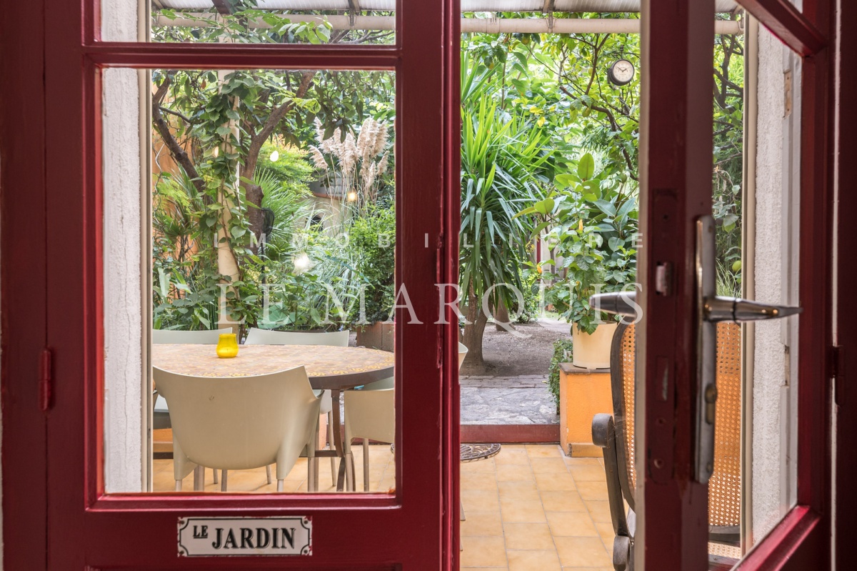 Le séjour est ouvert sur la terrasse et le jardin