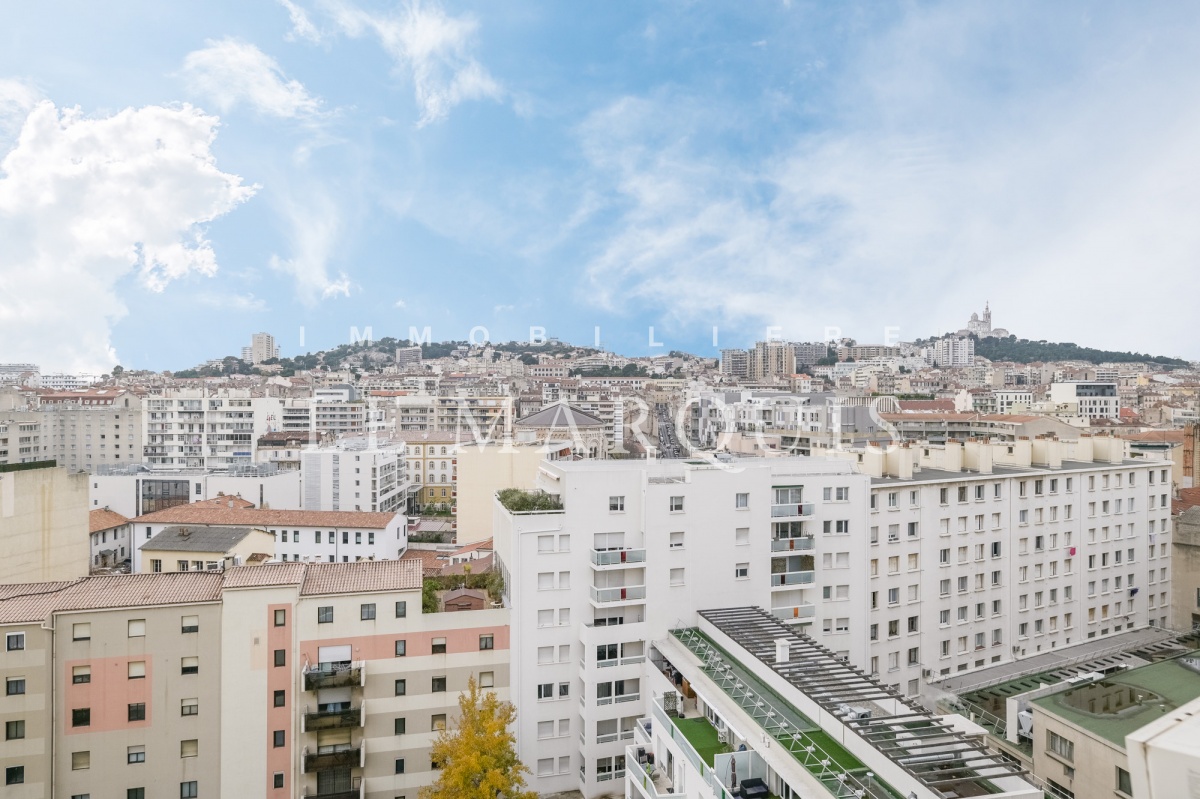 Belle vue dégagée sur la ville jusqu'à Notre-Dame de la Garde