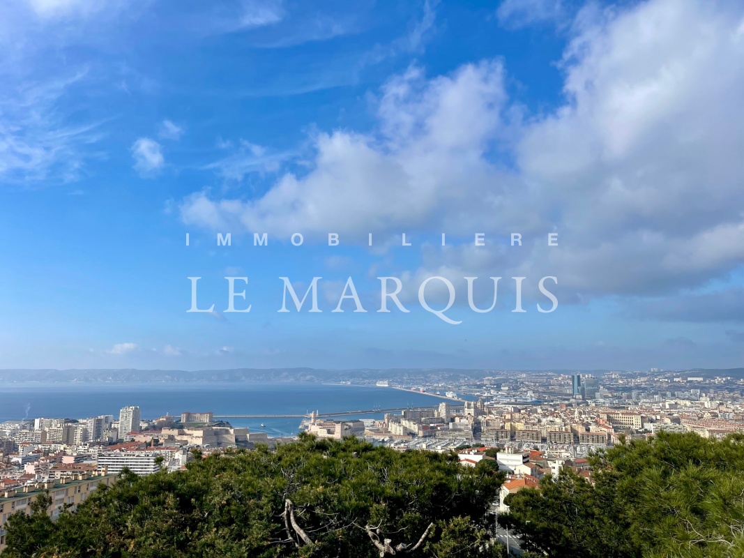 Immédiatement en sortant de l’appartement, magnifiques vues panoramiques sur Marseille de Notre-Dame de la Garde