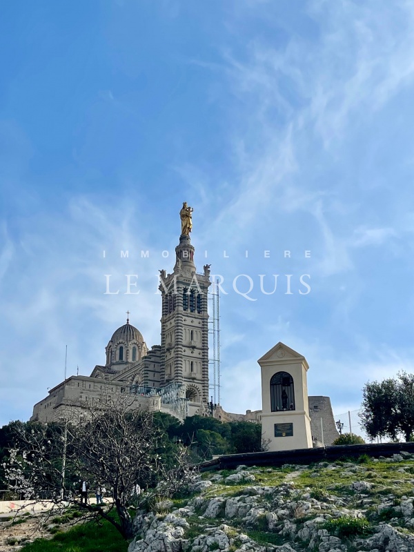 Immédiatement en sortant de l’appartement, Notre-Dame de la Garde