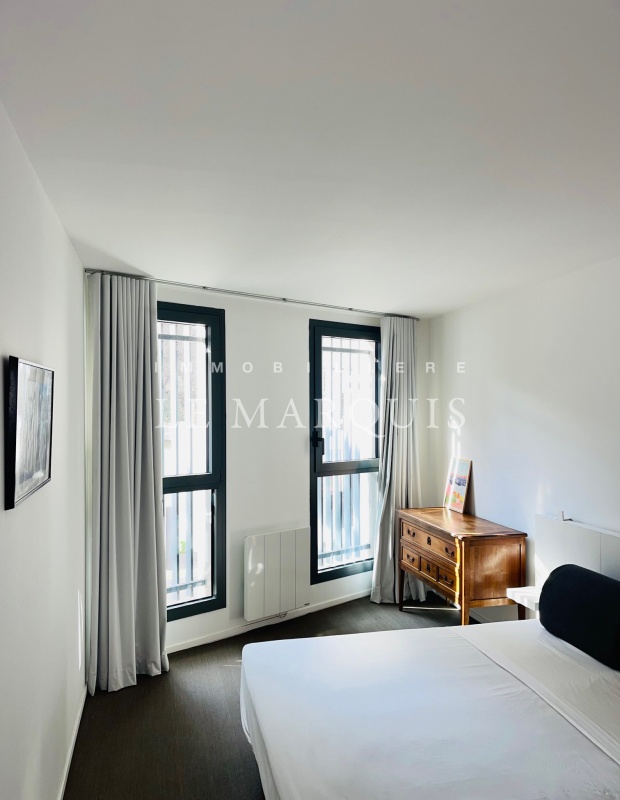 A l’Ouest, une des deux chambres avec sa salle de douche privative
