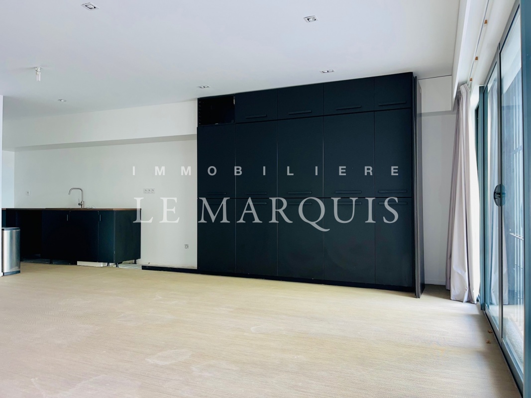A l’Est, vaste séjour de 65 m2