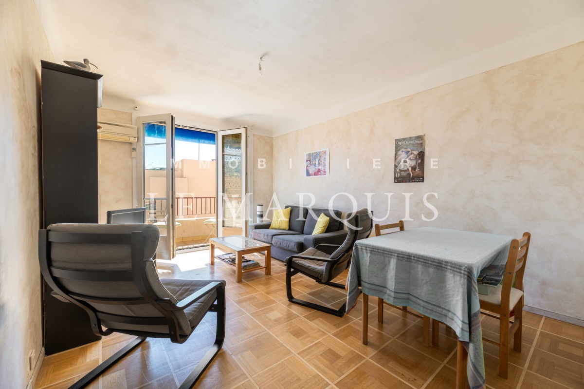 Séjour lumineux ouvert sur un balcon