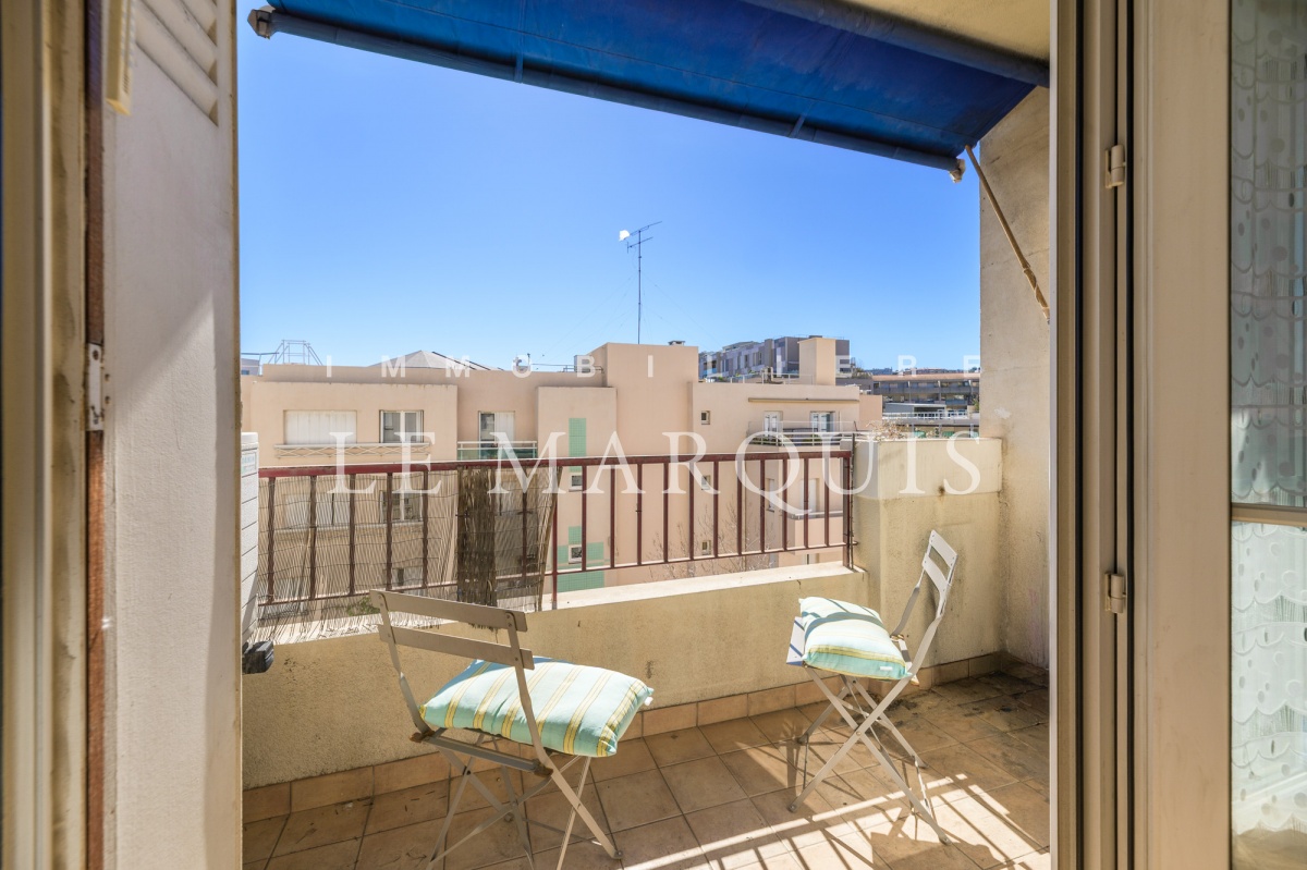 Balcon où l'on peut déjeuner au calme