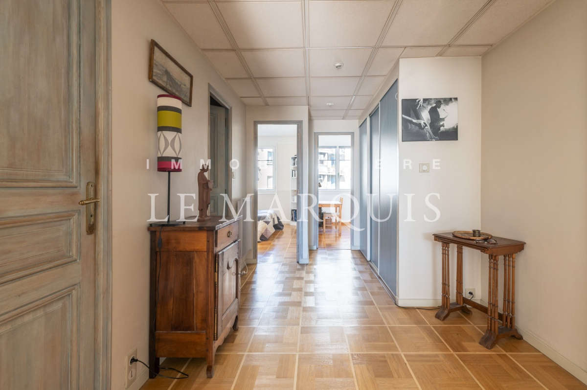 Une entrée avec rangements dessert les différentes pièces