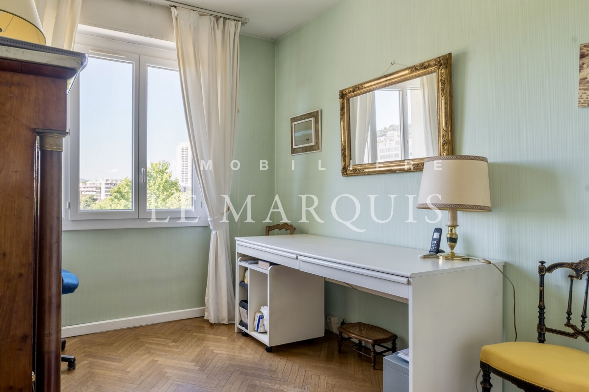 Chambre avec rangement