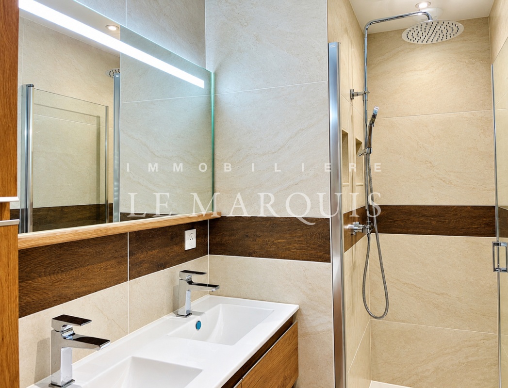 Salle d’eau contemporaine avec double vasque, douche à l'italienne et rangements